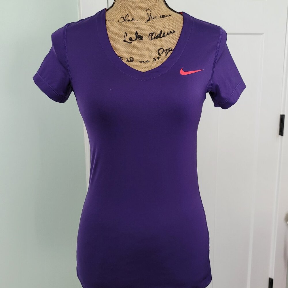 Nike Pro Purple V-Neck T-Shirt Small, Good Pre-Owned Condition